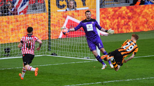 Stephen Quinn scores Hull's fourth at Wembley