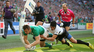 Tommy Bowe goes over for Ireland