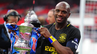 Boyce lifts the FA Cup